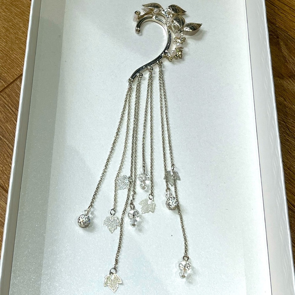 Leaf motif earcuff earring